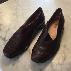 Low heeled leather work shoe